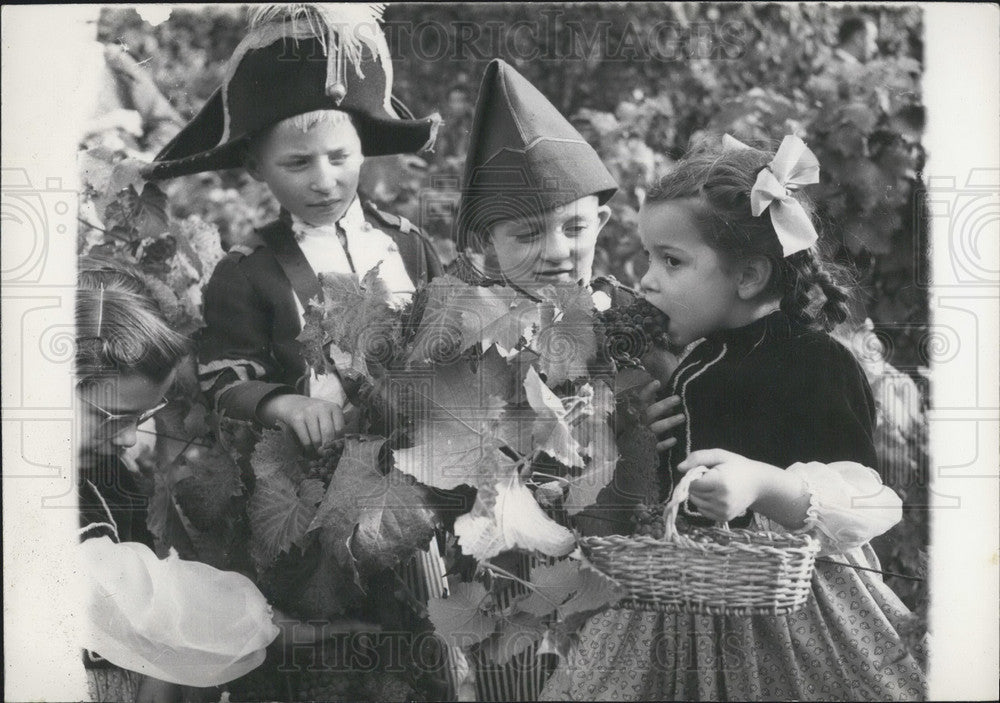 1953, Montmartre Kids tasting the Lusccious Grapes - Historic Images