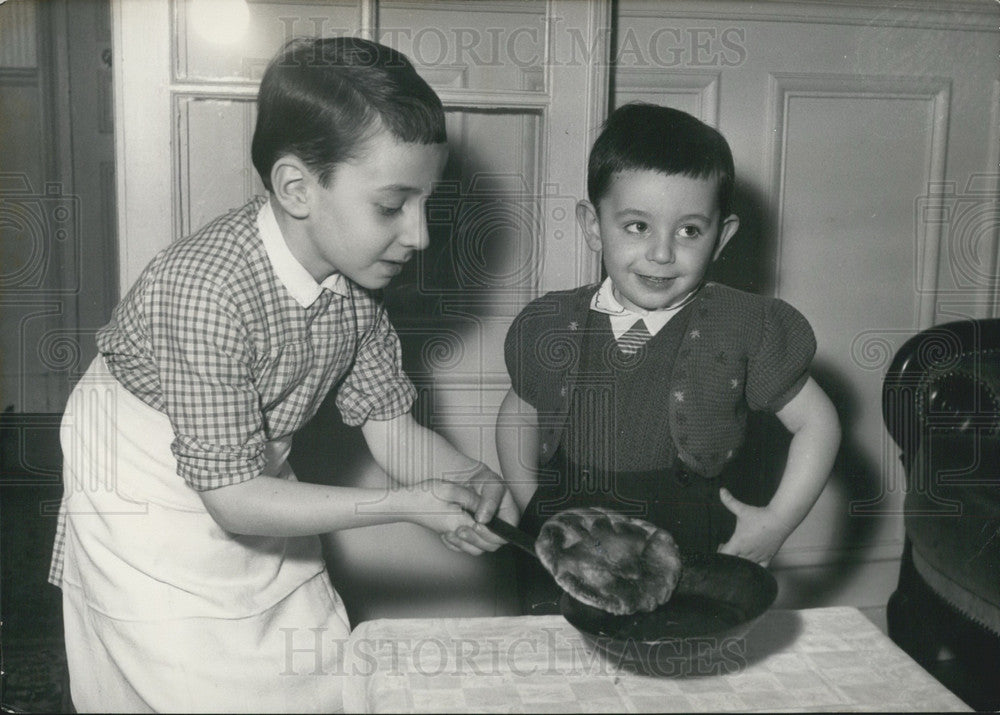 1955 Press Photo Children Learning How to Make Crepes - Historic Images