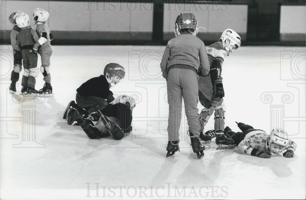 Press Photo Children Play Hockey - Historic Images