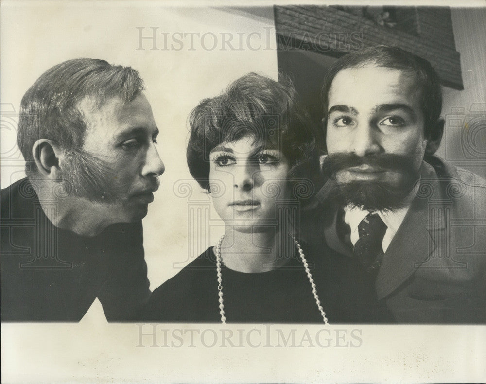 1967 Press Photo Wearing 'Popovers' & 'Masterpieces' at Alexe of Mayfair Salon-Historic Images