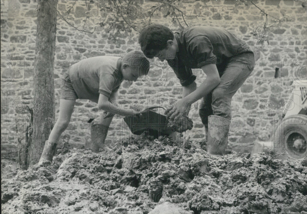 1969 400,000 Oyster Shells Discovered on 12 KM Waterfront Bretagne - Historic Images
