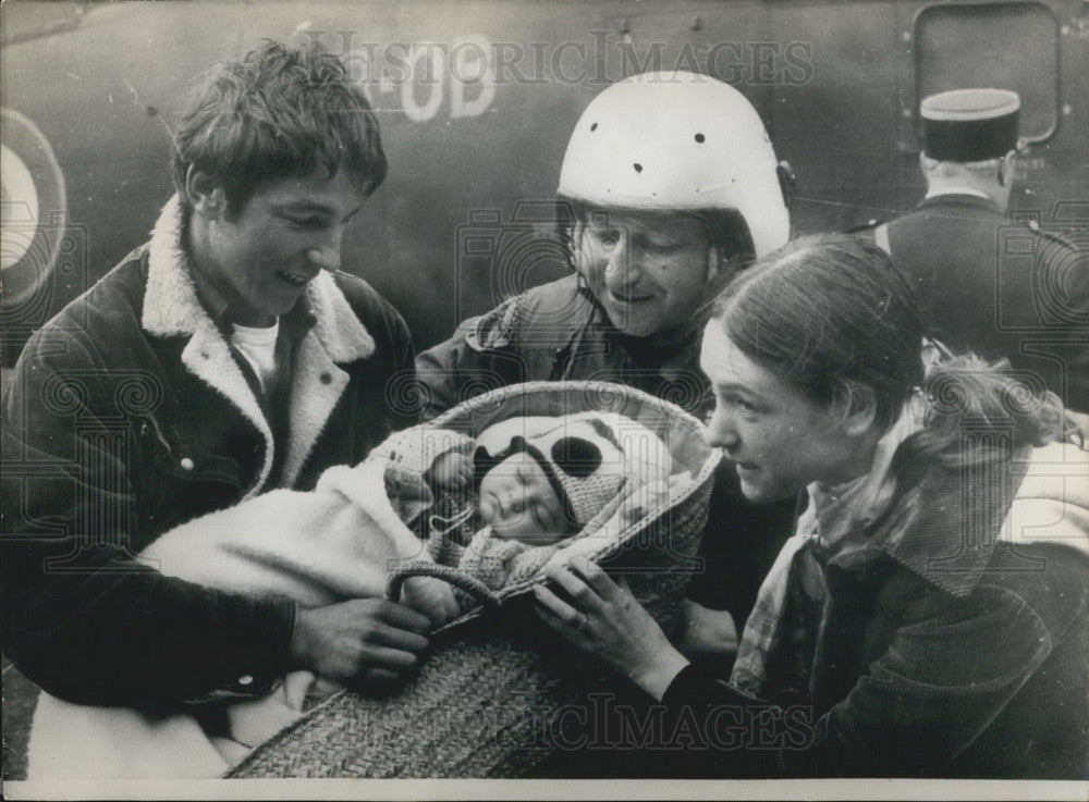 1970 Press Photo Youngest Helicopter Passenger 3 Months Parents - Historic Images