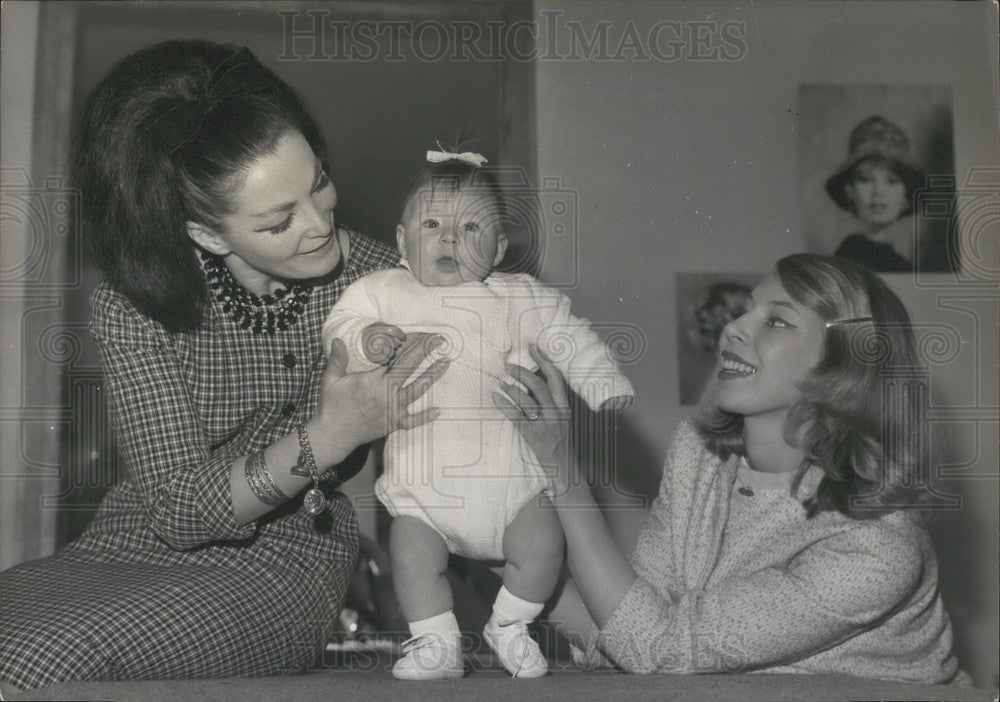 1962 Press Photo Model Lucky Has Young Student Granddaughter Child Michelle-Historic Images