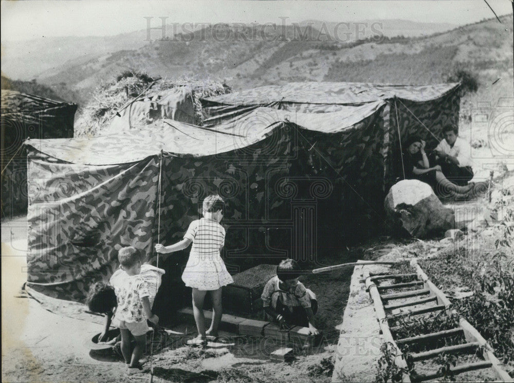 1962 Press Photo Ariano Irpino Earthquake Survivors at a Refugee Camp - Historic Images