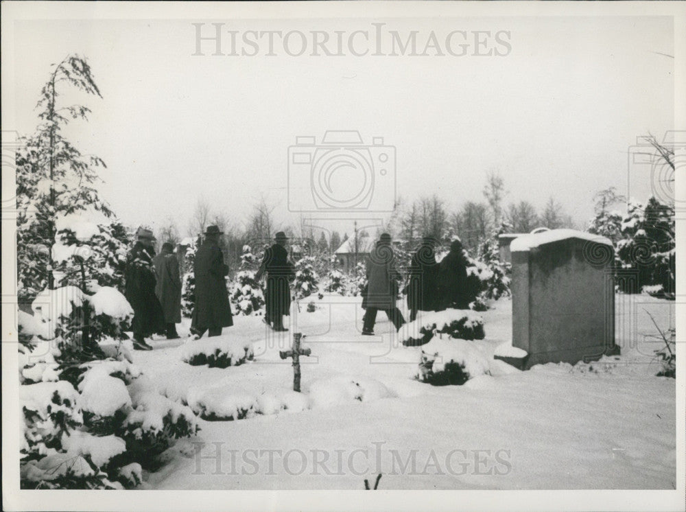 1952, Hare and Doe Hunting in Munich's Forest Cemetery. - Historic Images