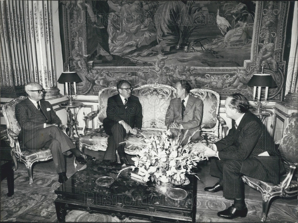 1976 Press Photo Henry Kissinger in Paris, Breakfast Champs Elysees Palace-Historic Images