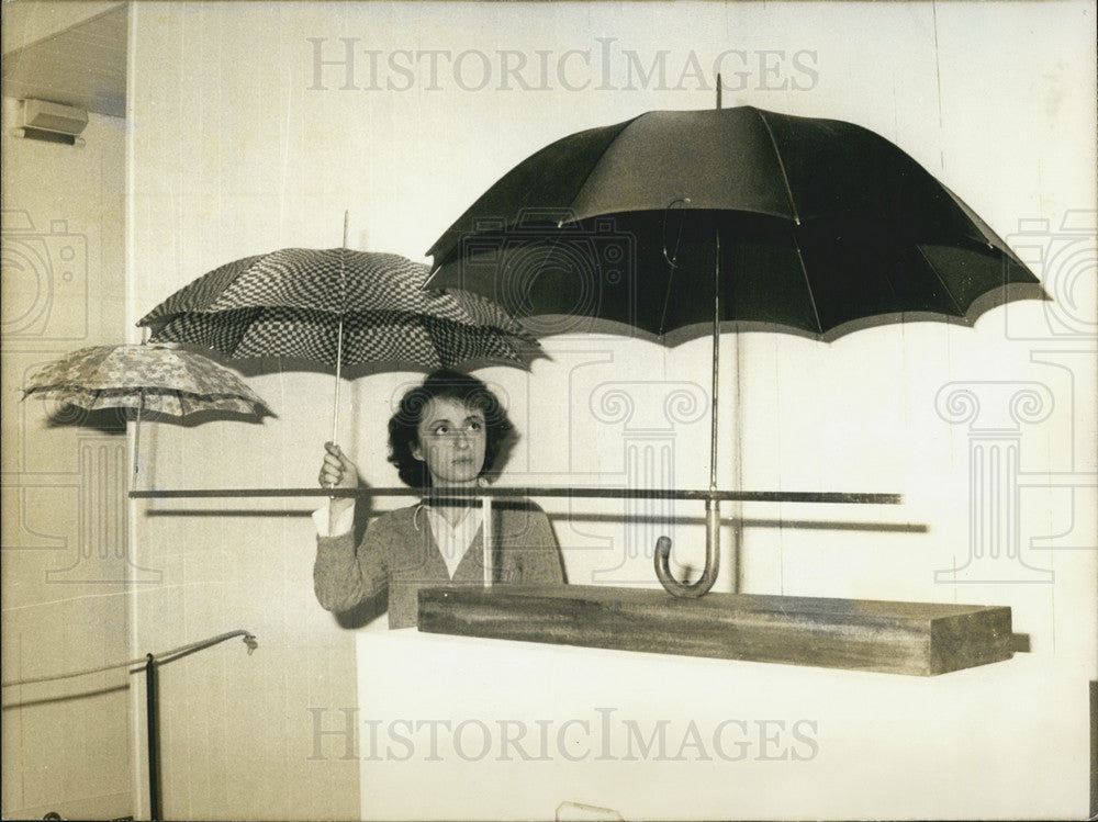 1972 Press Photo Need a Humorous Family Umbrella Solution?-Historic Images