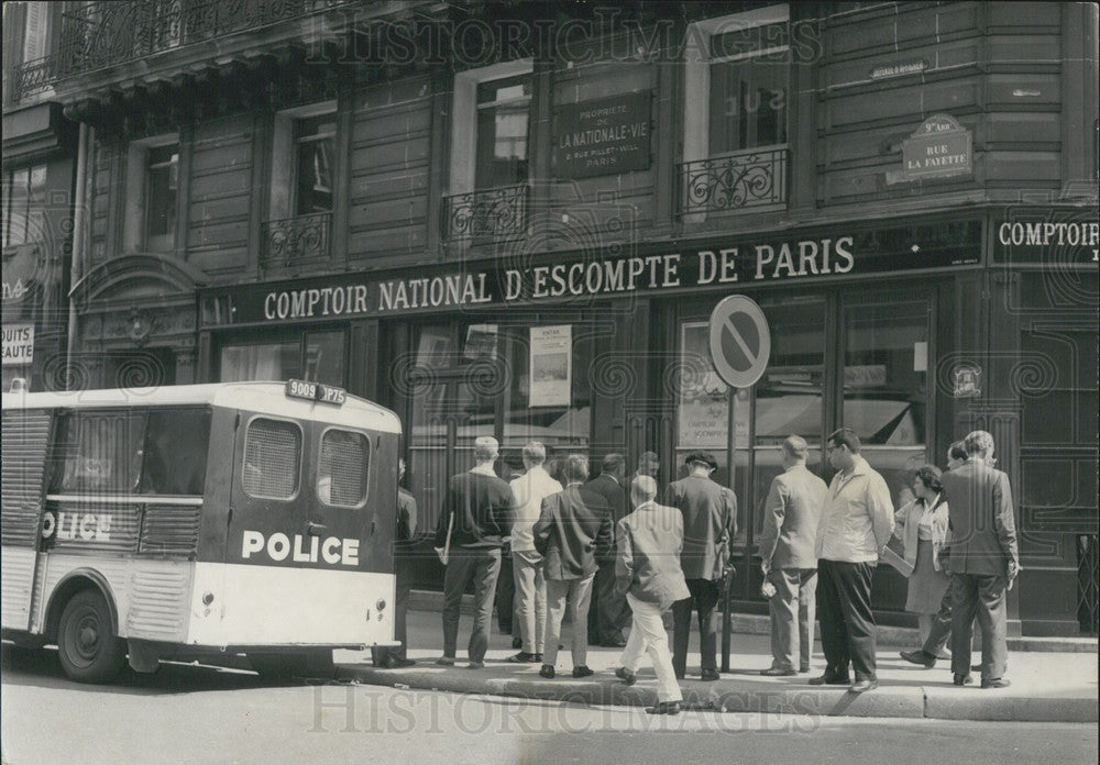 1960 National Bank of Paris Robbed During Lunch Hour Rue Lafayette - Historic Images