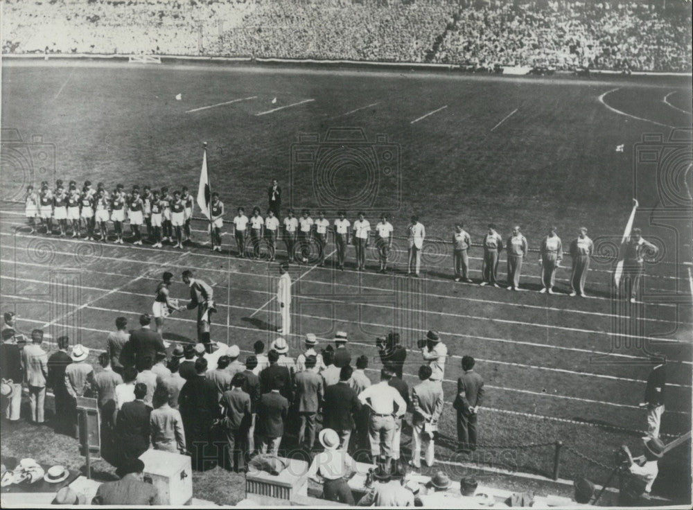 1967, Javelin: Japan&#39;s Oda Shaking Hands with Finland&#39;s Yalvinen - Historic Images