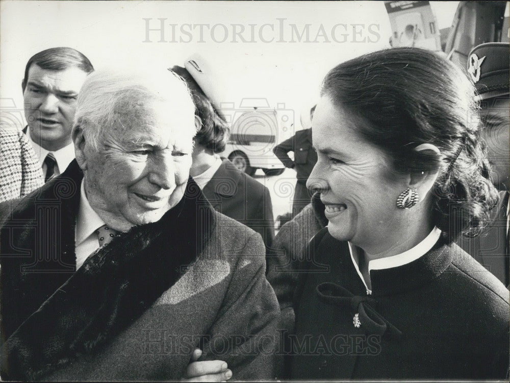 1971 Press Photo Charlie Chaplin and Wife Arrive in Paris-Historic Images