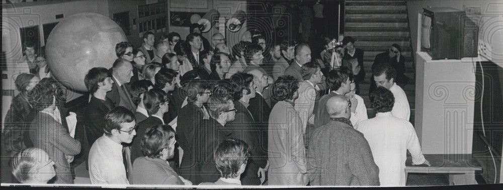 1971 Press Photo Visitors Watching Apollo 14 Astronauts on the Moon in Color-Historic Images