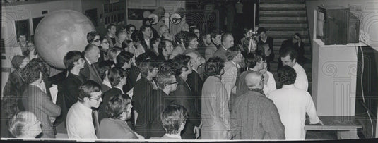 1971 Press Photo Visitors Watching Apollo 14 Astronauts on the Moon in Color-Historic Images