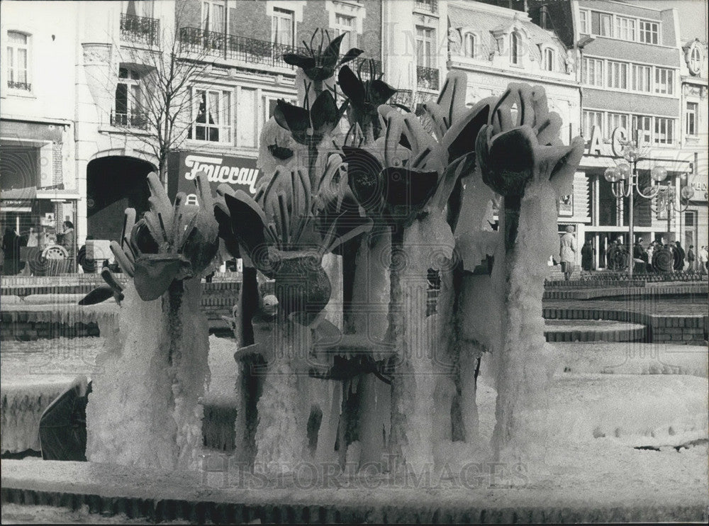 Press Photo Frozen Fountain in Norther France - Historic Images