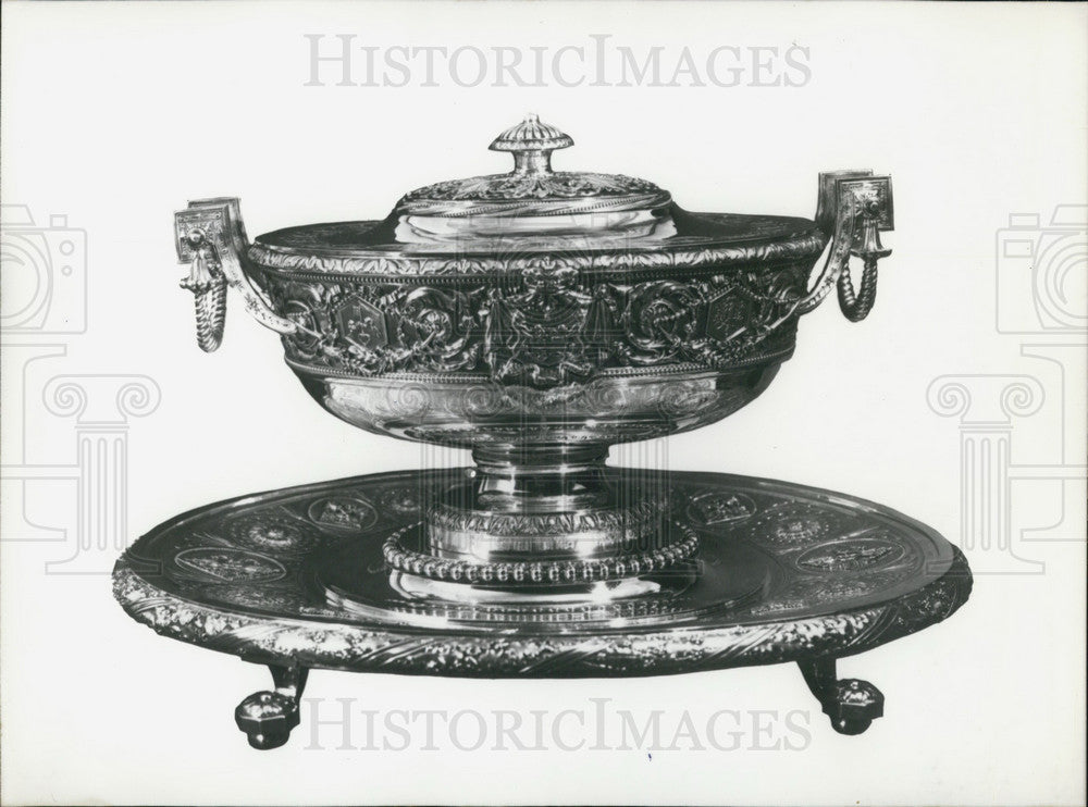 1968 Press Photo Soup Tureen Sells for 205,000 Francs-Historic Images