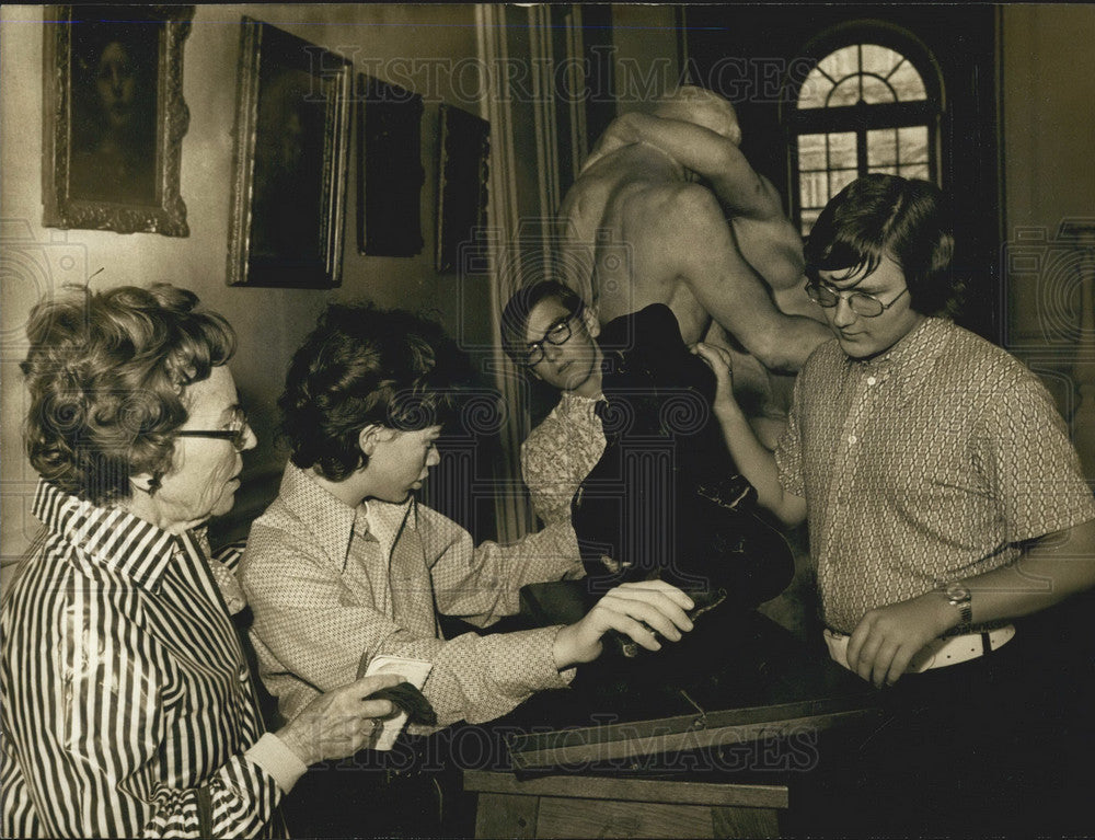 1972 Press Photo Blind Students Studying a Sculpture at the Podin Museum-Historic Images