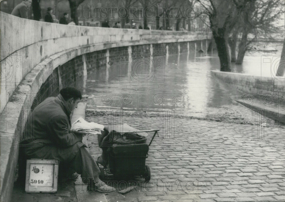 1955 Press Photo Homeless Man near the Flooded Seine River - Historic Images