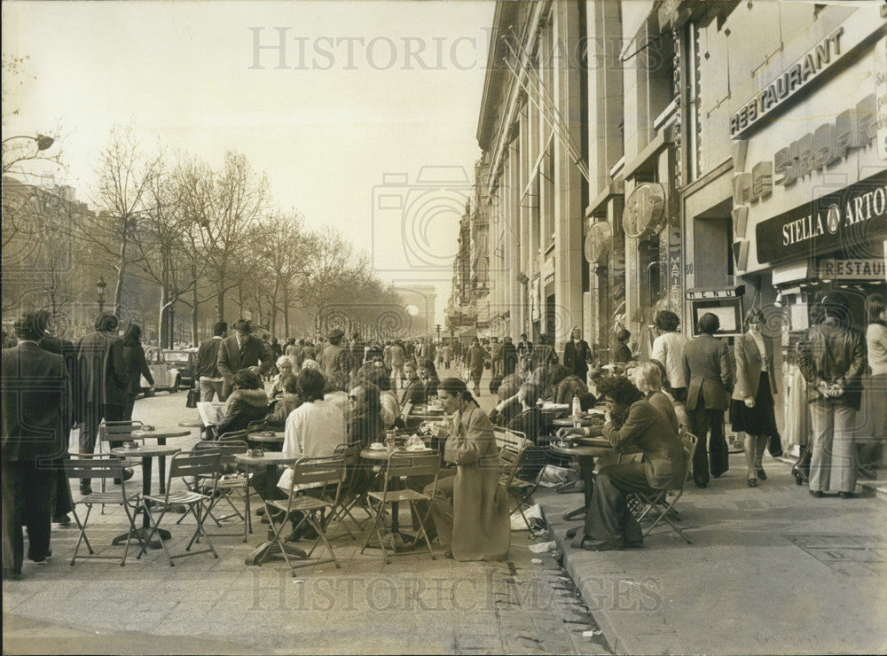 1977 Press Photo Parisians Enjoying the Sun on the Champs-Elysees - Historic Images