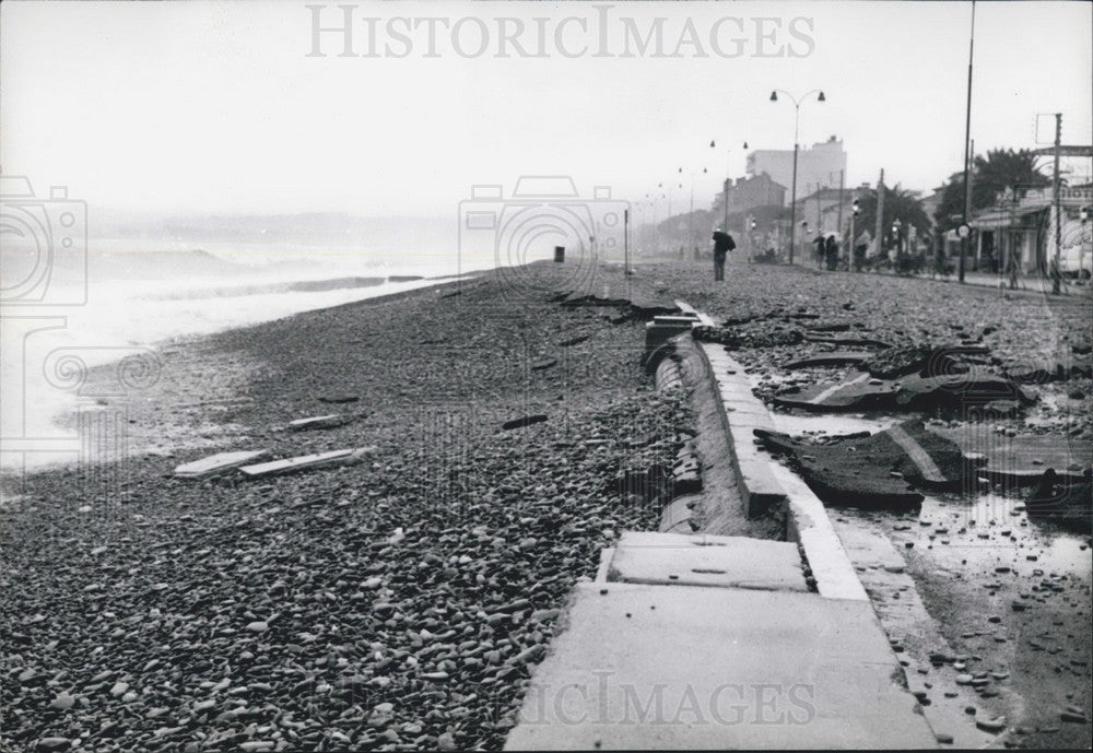 1962 Press Photo Cagnes-sur-Mer: Debris Along the Coast after Violent Storm - Historic Images