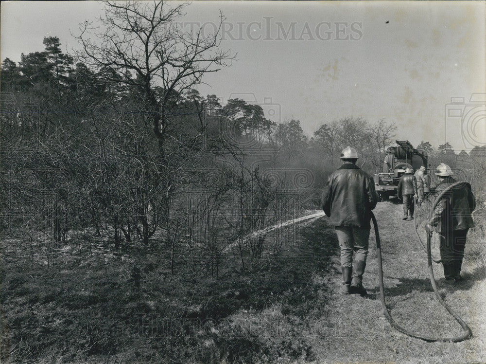 1971 Press Photo Firefighters in Action in Arbonne - Historic Images
