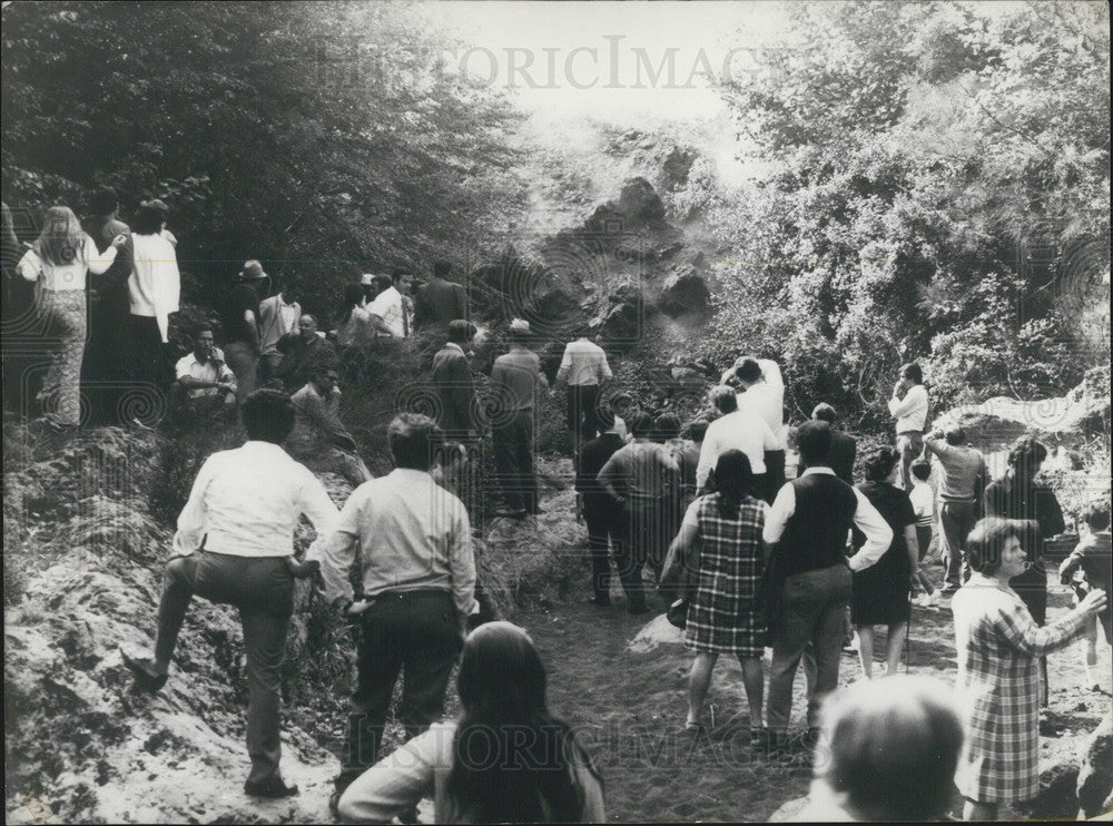 1983 Press Photo Residents Near Mount Etna Fear Volcanic Eruption Lava Flows - Historic Images