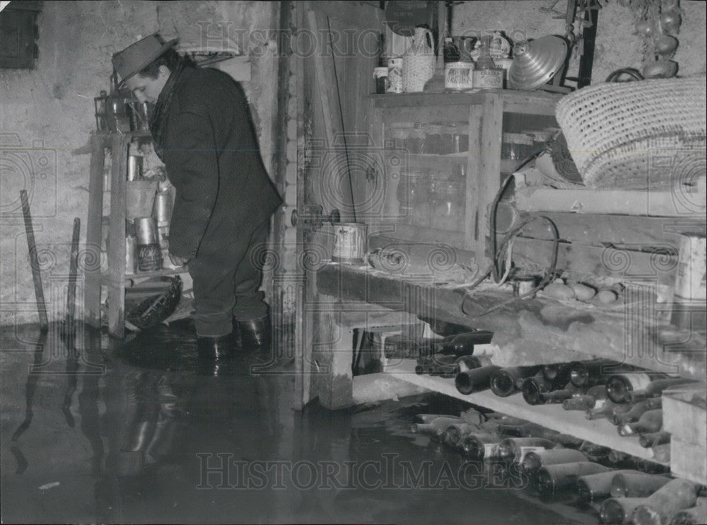 1963, Residents of Thiais Flood Reaches Cellars, Houses Evacuated - Historic Images