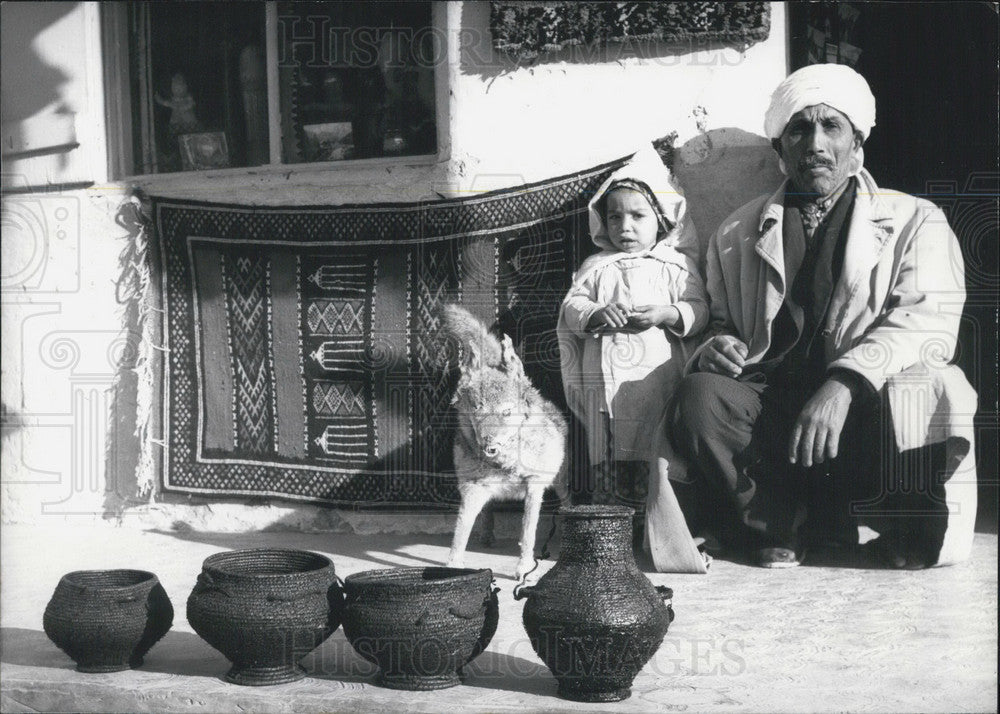 1969 Press Photo Souvenir Seller in Algerian City of Bou Saada.-Historic Images