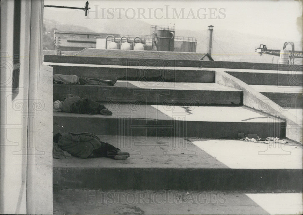 1968 Press Photo Algerian Workers at Oil Refinery in Philippeville. Siesta. - Historic Images