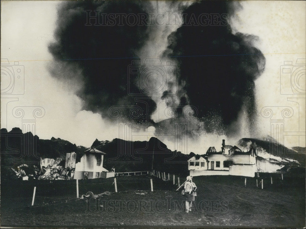 1973 Press Photo Lava and Fire Consumes Homes during Helgafell&#39;s Eruption-Historic Images