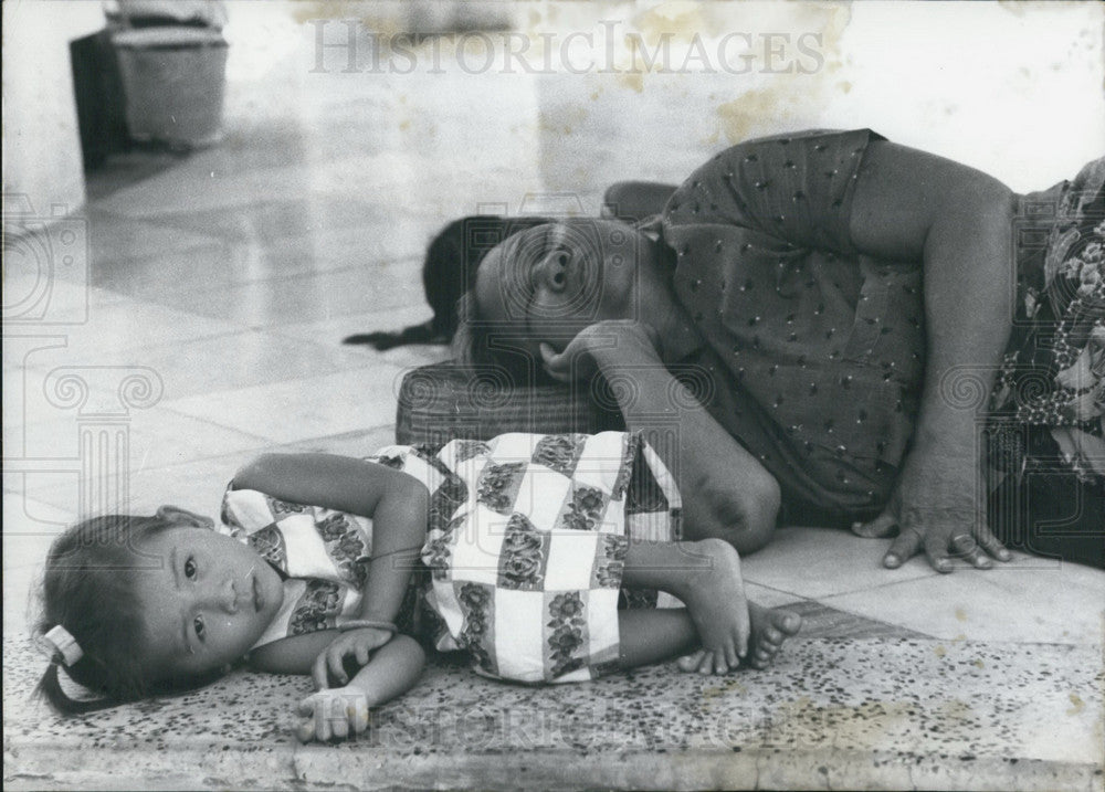 1968 Press Photo Mother and Daughter Take Nap in Thailand. - Historic Images