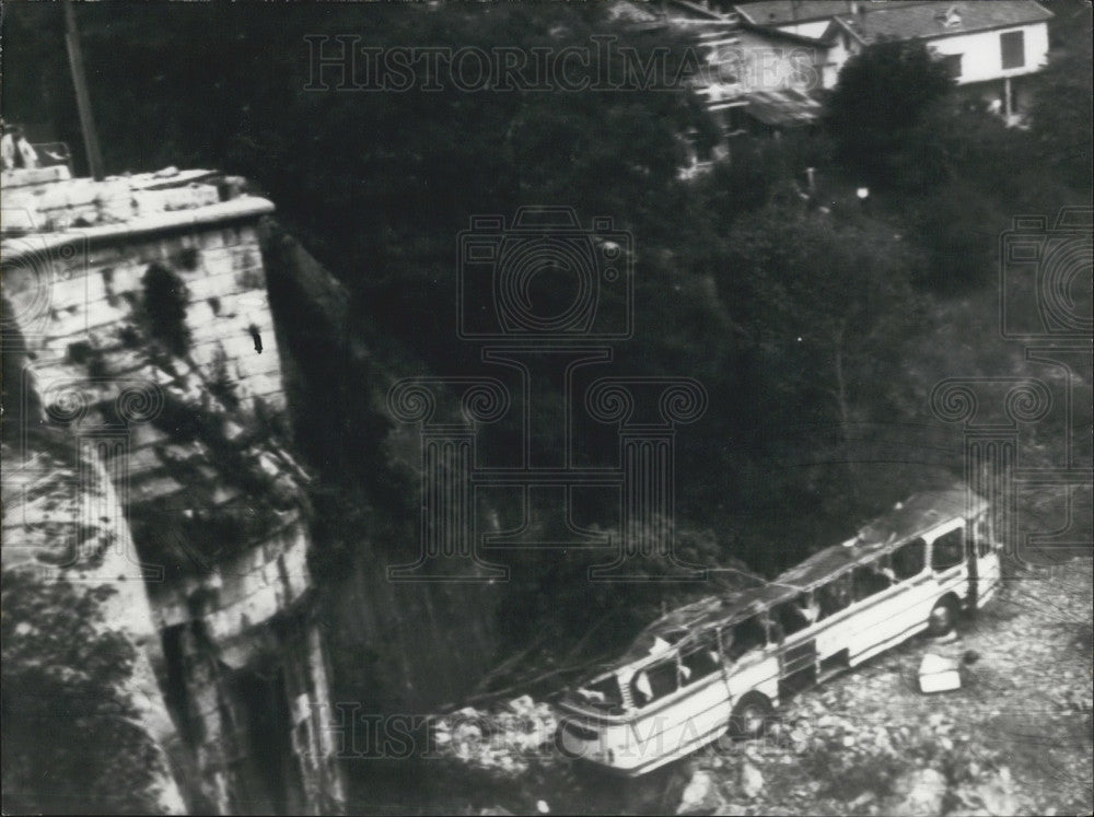 1973 Press Photo Belgium: Tour Bus Plunges Into River and Kills 43-Historic Images