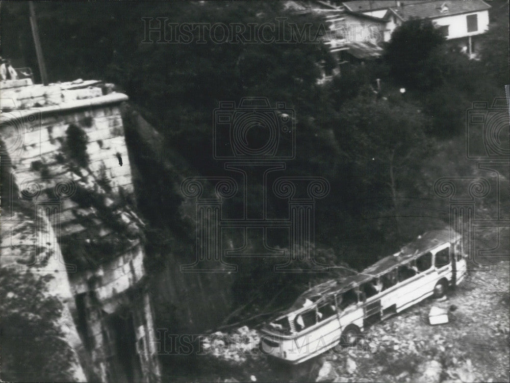 1973 Press Photo Belgium: Tour Bus Plunges into River, Kills 43-Historic Images