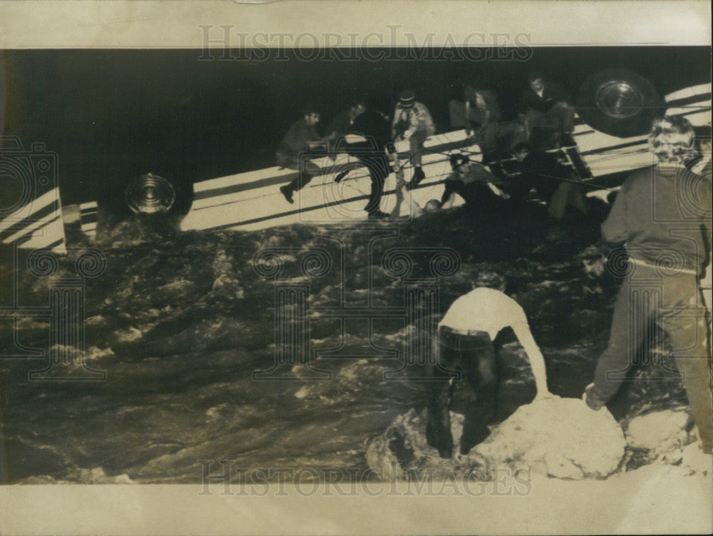 1973 Press Photo Rescue Workers Search for Survivors after Bus Plunges in River - Historic Images