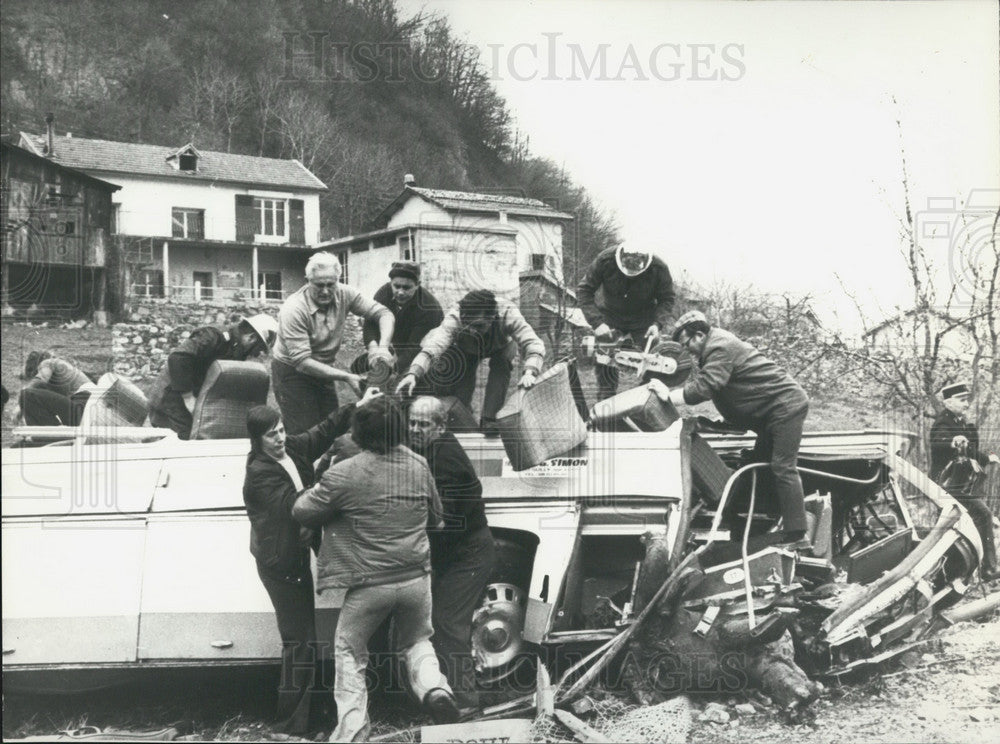 1975 Bus Wreck: 27 Dead and 17 Injured - Historic Images