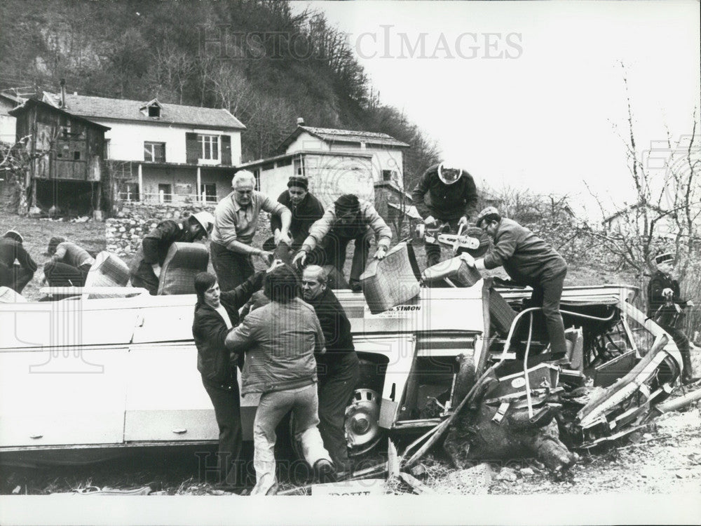 1975 Press Photo Bus Wreck: 27 Dead and 17 Injured-Historic Images