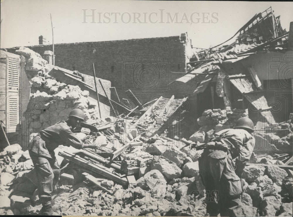 Press Photo Soldiers Clear Away Rubble from Earthquake - Historic Images