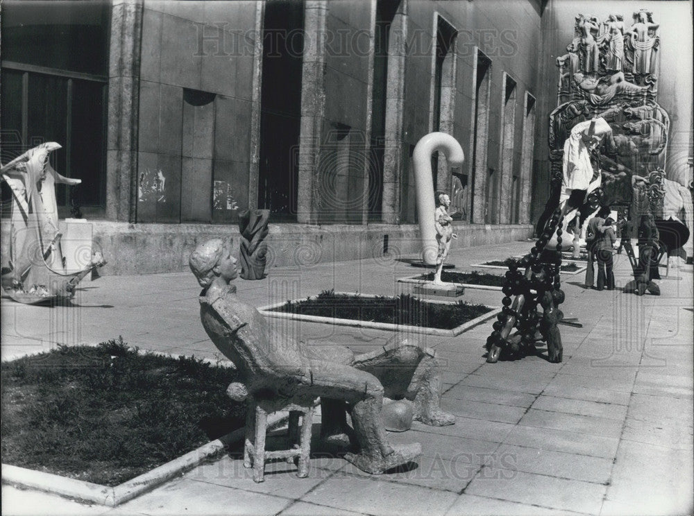 1975 Press Photo May Sculpture Exhibit at Museum Modern Art in Paris-Historic Images