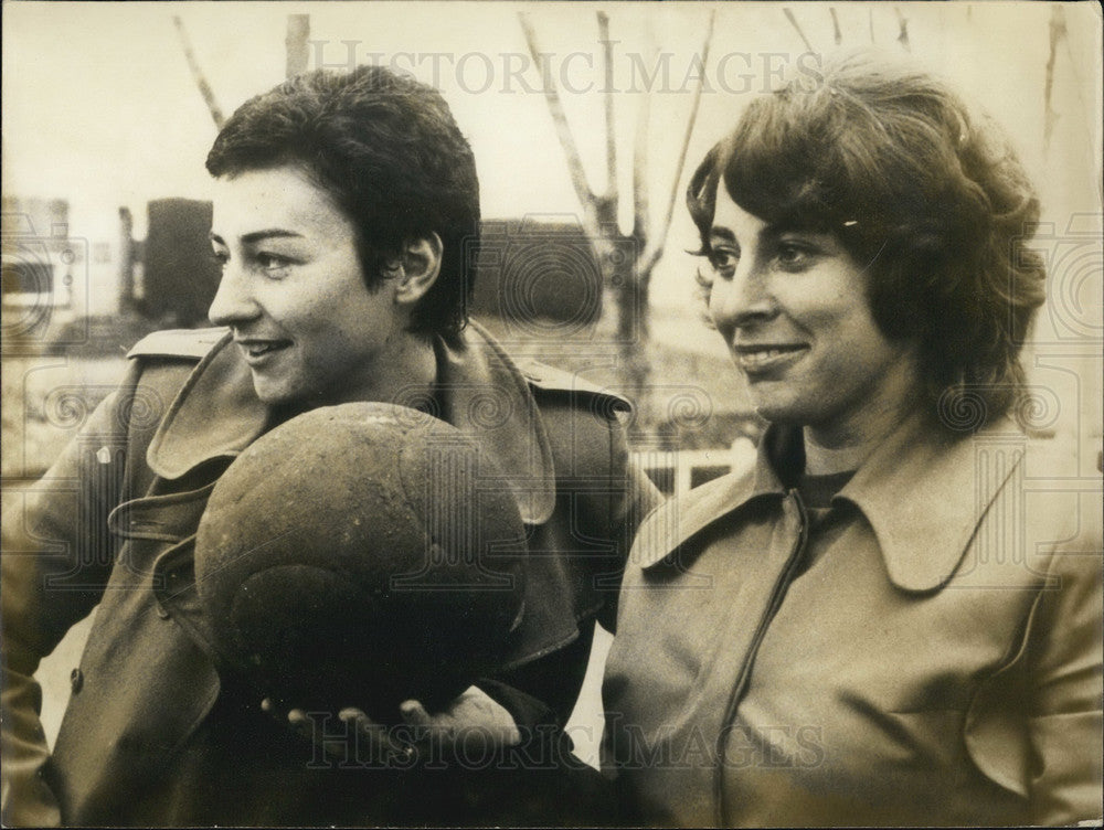 1971 Press Photo Two Organizers Limousin Women&#39;s Soccer League-Historic Images