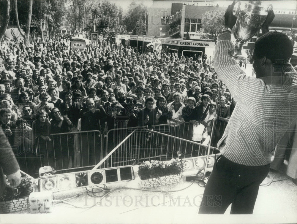 Press Photo Man Greets Crowd - Historic Images