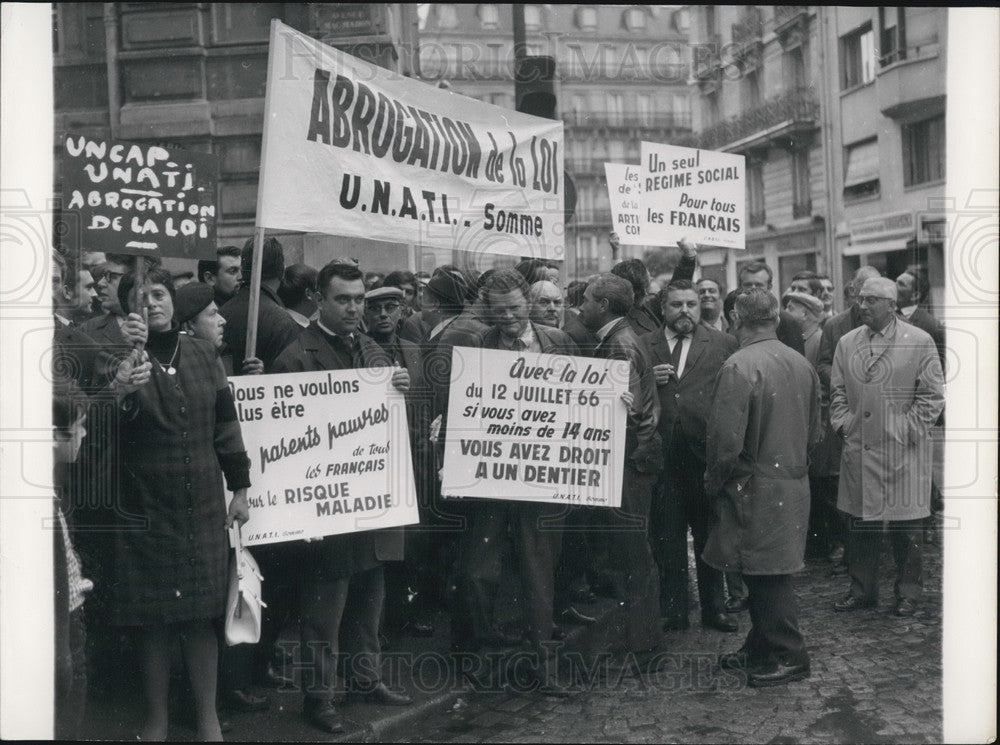 1969 Press Photo Artisans, Workers, Merchants Peaceful Demonstration in Paris-Historic Images