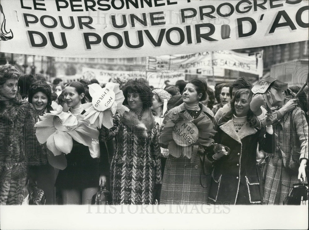 1974 Press Photo Women Protest Employment Inequalities at Opera Square Paris - Historic Images