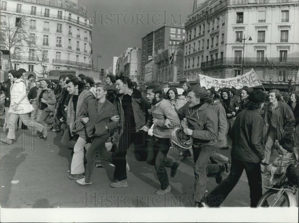 1974 Press Photo High School Students Protest Education Minister Fontanet Reform - Historic Images