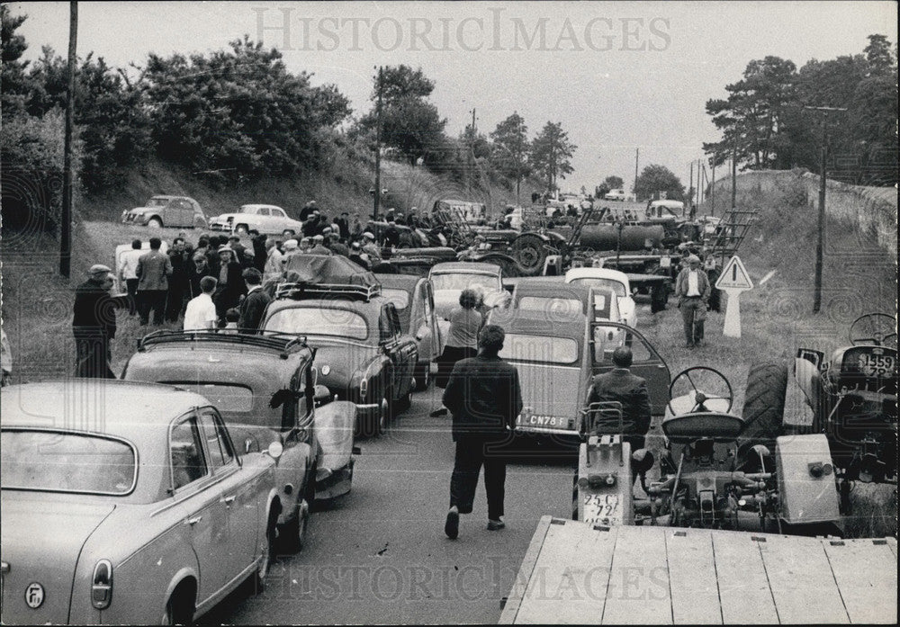 Press Photo First Vacationers Limited by Farmers Protest - Historic Images