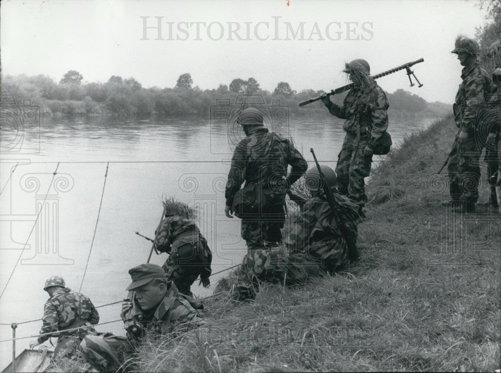1956 Press Photo Munich Pioneer Teaching Battalion. Build Pontoon Bridge. Donau. - Historic Images