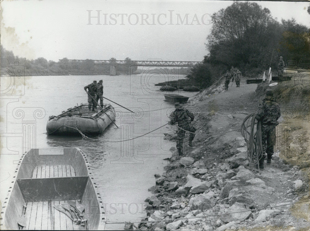 1956 Press Photo Munich Pioneer Teaching Battalion Build Pontoon Bridge. Danube.-Historic Images