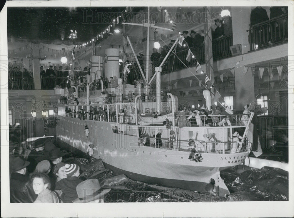 1950 Press Photo Model of Giant Ship at Hamburg Party. Christmas Eve.-Historic Images