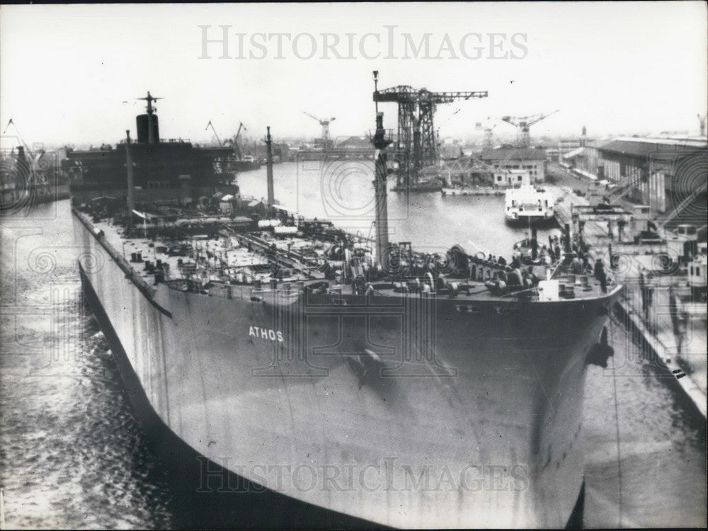 1965 Press Photo Launch of Super Oil Tanker "Athos" Begins Maiden Voyage - Historic Images