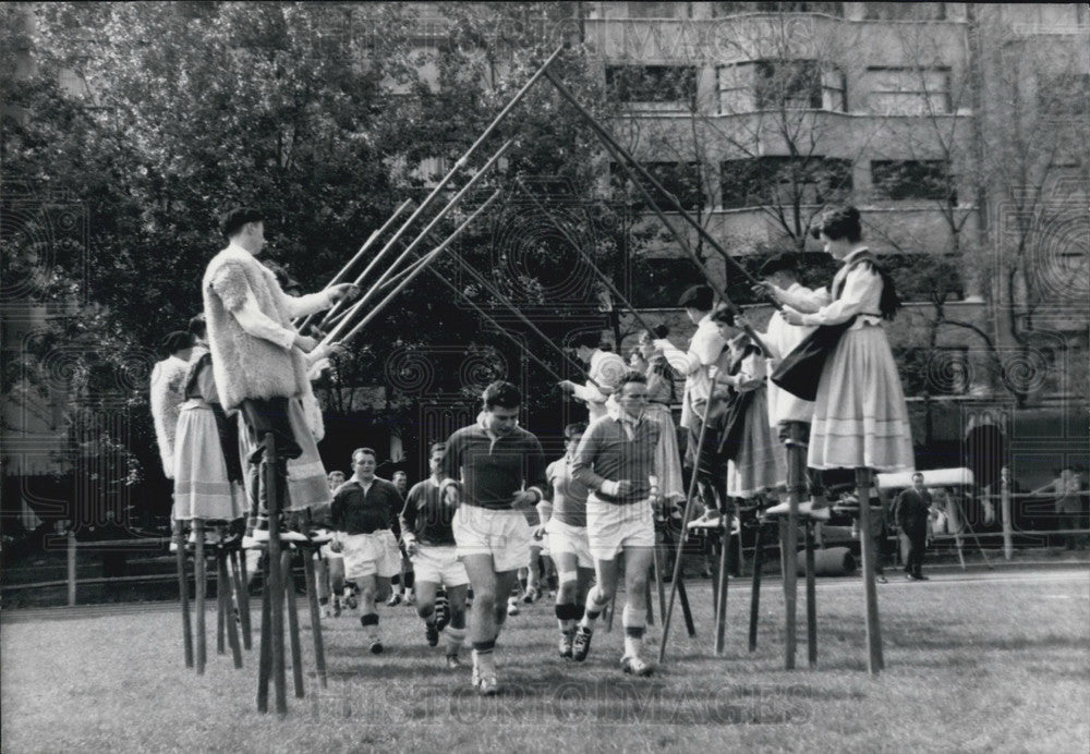 1959 Press Photo France: Landes Rugby Team Takes the Field - Historic Images