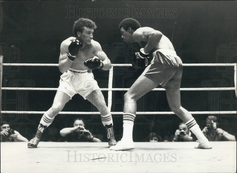 1978 Press Photo Algerian Boxer Hamani Defeats American Boxer Love in Paris-Historic Images