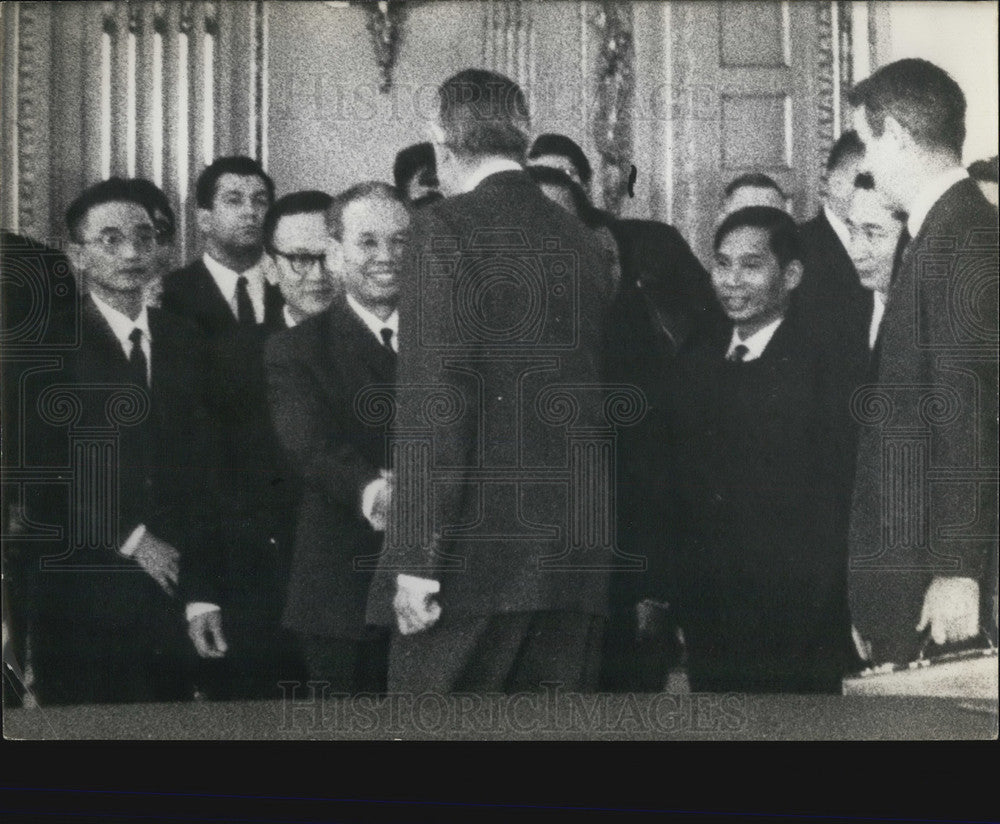 1968, Head of American Delegation Shakes Hand of Xuan Thuy - Historic Images