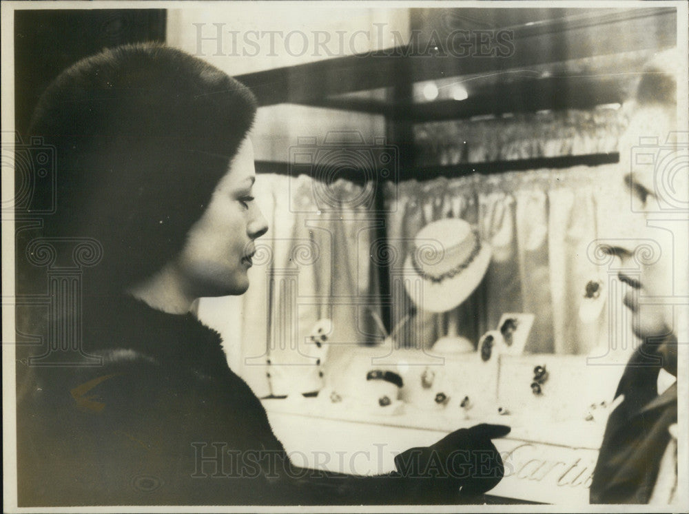 1968 Press Photo Italian Actress Virna Lisi Christmas Shops in Monaco-Historic Images